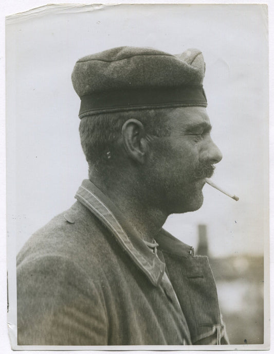 BRITISH HELD GERMAN PRISONER OF WAR, HAVING A SMOKE. WWI. (8X10 REPRINT)