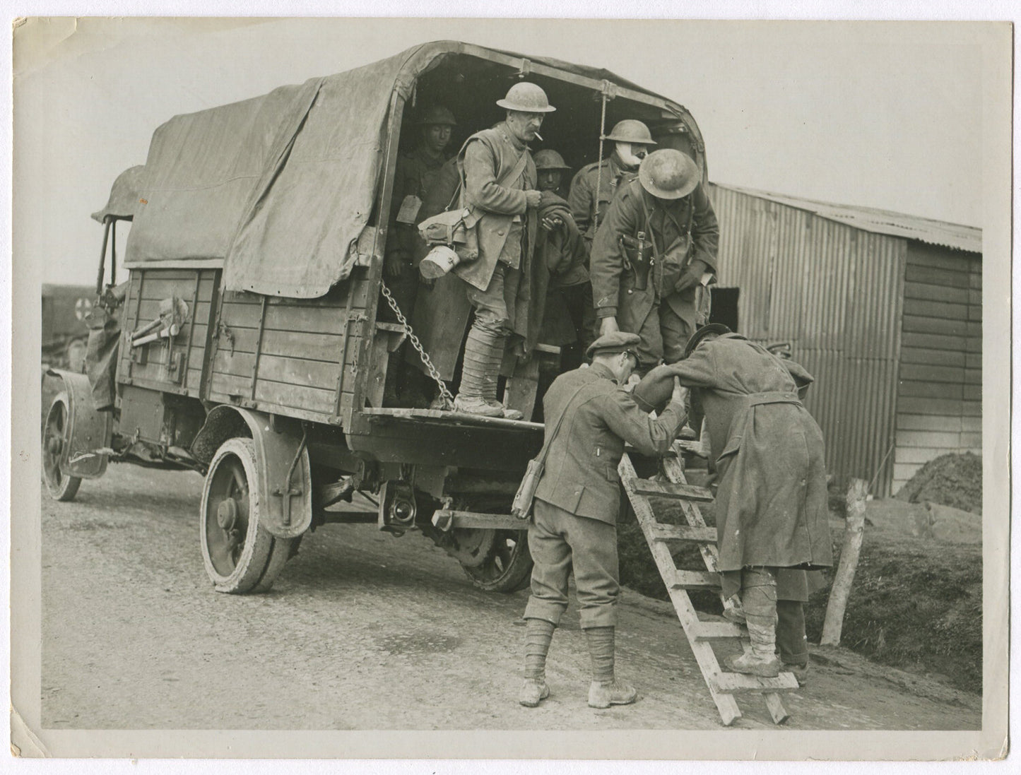 BRITISH WALKING WOUNDED LEAVING BY TRUCK. WWI. (8X10 REPRINT)