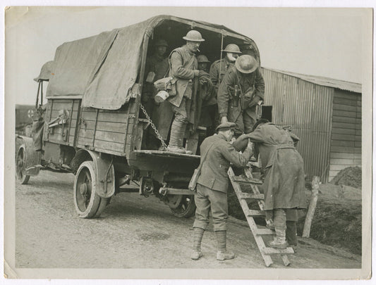 BRITISH WALKING WOUNDED LEAVING BY TRUCK. WWI. (8X10 REPRINT)