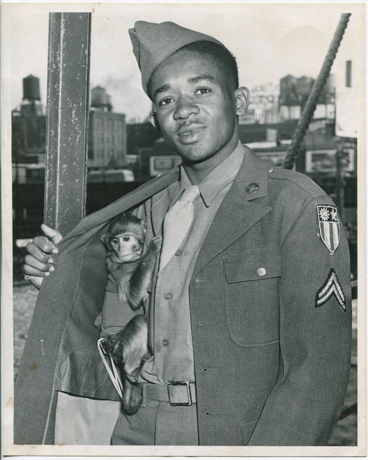 AFRICAN AMERICAN G.I. HOME FOR CHRISTMAS 1945. 8X10 B&W PRINT.