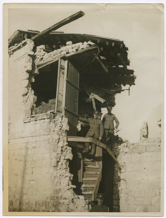 BRITISH SOLDIERS POSE OUTSIDE BUILDING RUINS. WWI. (8X10 REPRINT)