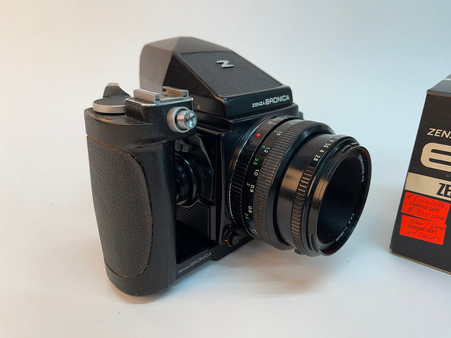 Bronica ETRsi Camera Kit + 75mm Lens and Grip 7500937