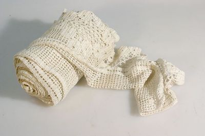 WHITE LACE VINTAGE TABLE RUNNER.  7in. by 22ft long