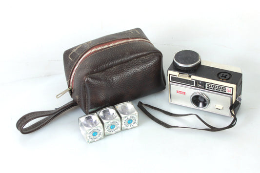 126 Camera Outfit Kodak Instamatic 154 w Flash Cubes & Case