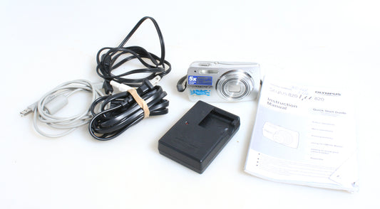OLYMPUS STYLUS 820 8.0MP DIGITAL CAMERA 5X OPTICAL ZOOM SILVER W CHARGER