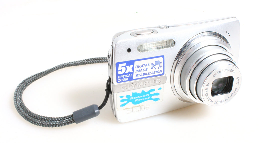 OLYMPUS STYLUS 820 8.0MP DIGITAL CAMERA 5X OPTICAL ZOOM SILVER W CHARGER