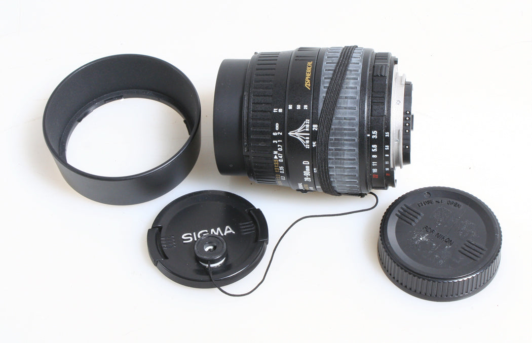 SIGMA 28-90MM 3.5-5.6 MACRO ZOOM LENS FOR NIKON WITH FRONT AND REAR CAPS AND HOOD