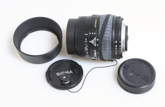 SIGMA 28-90MM 3.5-5.6 MACRO ZOOM LENS FOR NIKON WITH FRONT AND REAR CAPS AND HOOD