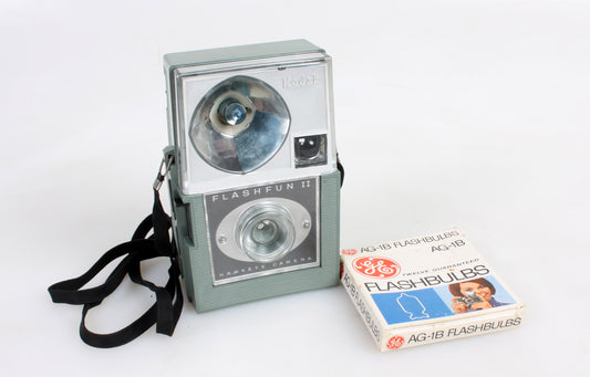 KODAK GREEN FLASHFUN II FILM CAMERA W/ FLASH BULBS//VINTAGE CAMERA