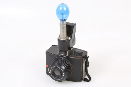 ANSCO PIONEER VINTAGE CAMERA WITH FLASH BULB FOR PARTS OR DISPLAY.