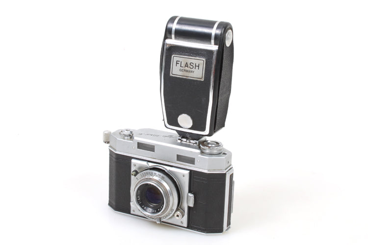 AGFA KARAT 36 CAMERA WITH FLASH ATTACHMENT AND BULB FOR DISPLAY ONLY