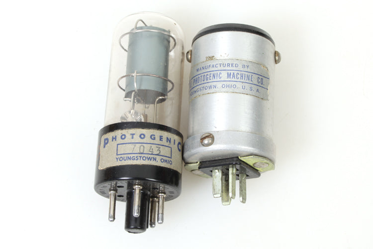 PHOTOGENIC CETRON CE7043 LIGHTING & STUDIO BULB W/ ADAPTER