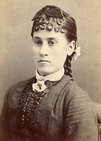 Portrait of Striking Lady - E. E. Sawtelle - Biddeford, Maine - Vintage CDV