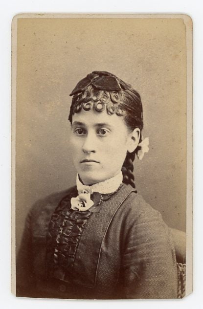 Portrait of Striking Lady - E. E. Sawtelle - Biddeford, Maine - Vintage CDV