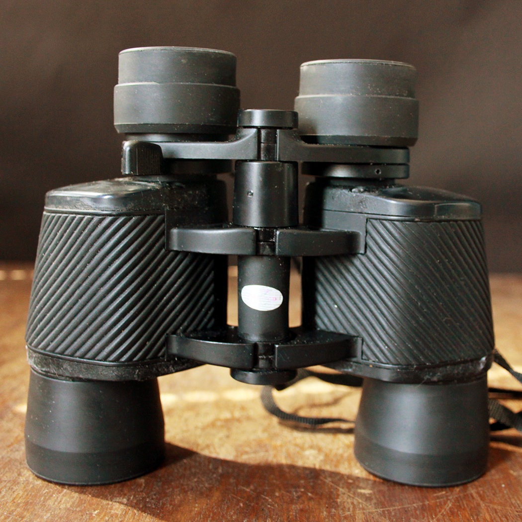 Binoculars with wide-tele zoom (4x - 7x) with case