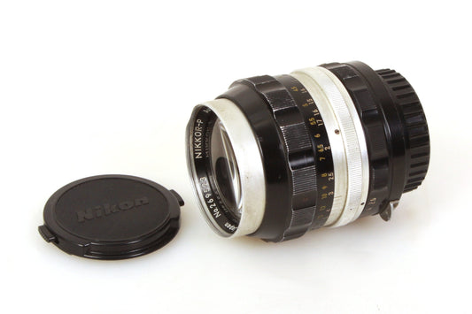 Nikon 105mm f2.5 Nippon Kogaku Auto Nikkor P Telephoto Lens w/ Front & Rear Caps