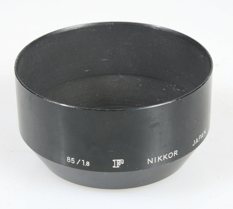 Nikon F 85mm F 1.8 Screw On Hood Metal