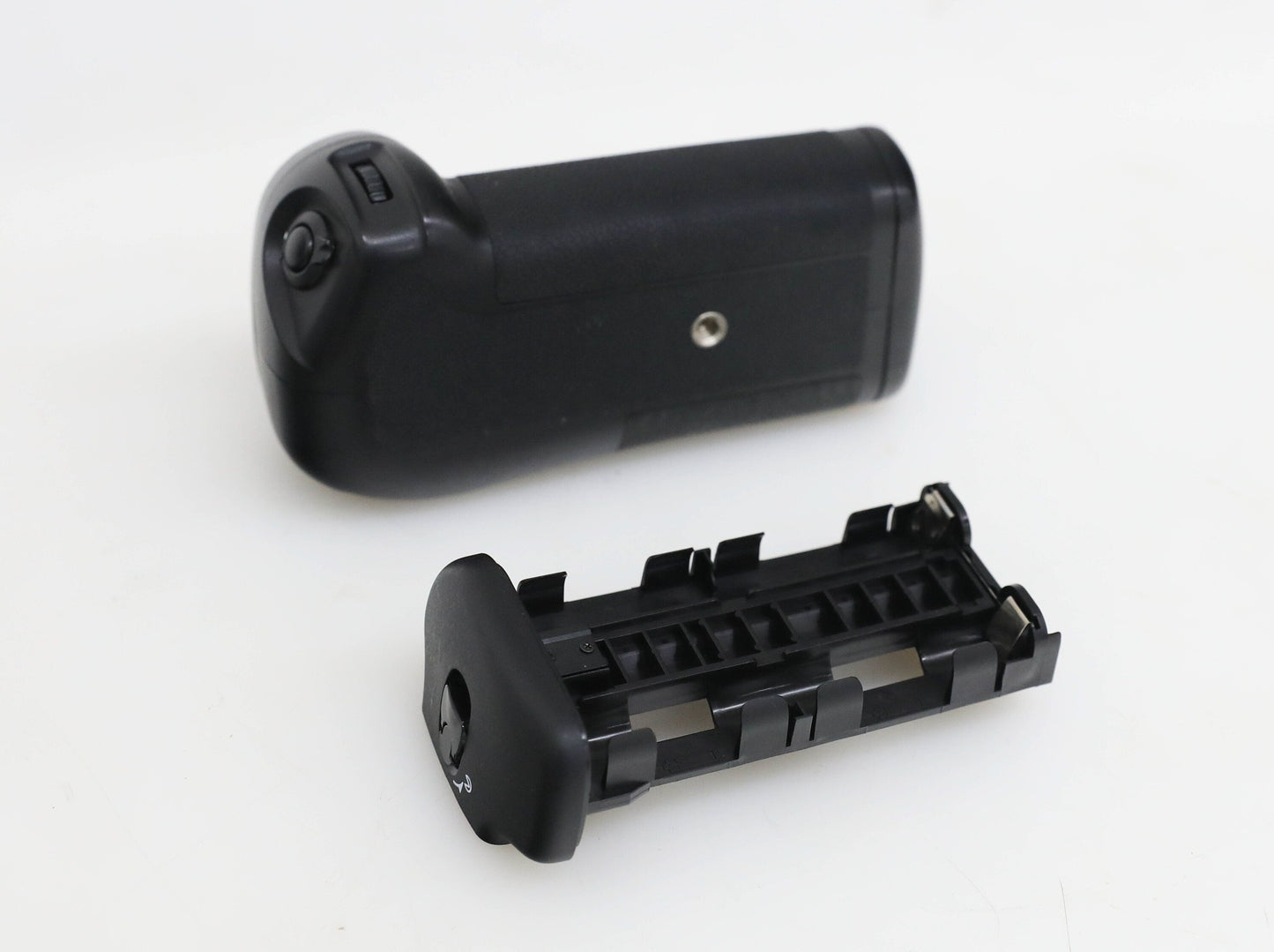Zeiks Professional Multi-Power Battery Pack for Nikon D300/D300S/D700