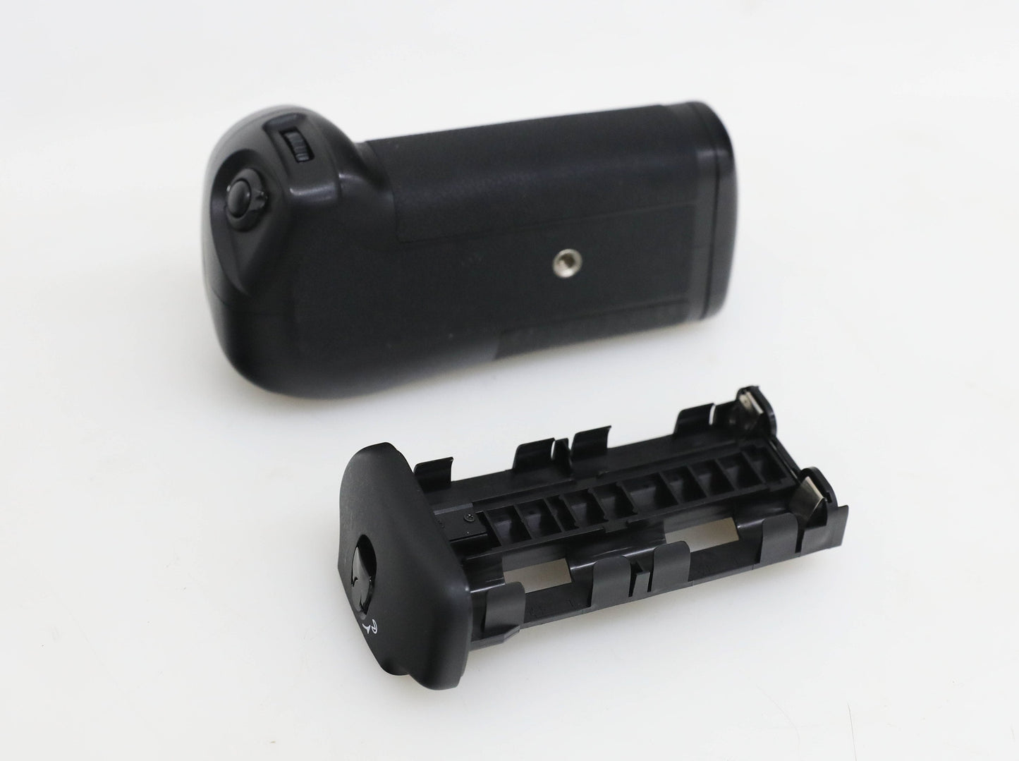 Zeiks Professional Multi-Power Battery Pack for Nikon D300/D300S/D700