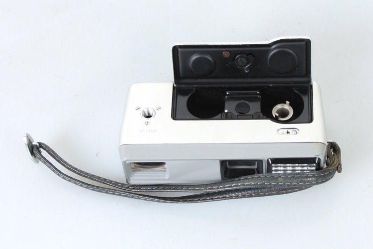 16mm Film Spy Camera Minolta 16 EE w Case + B&W Film + Extra Cartridge