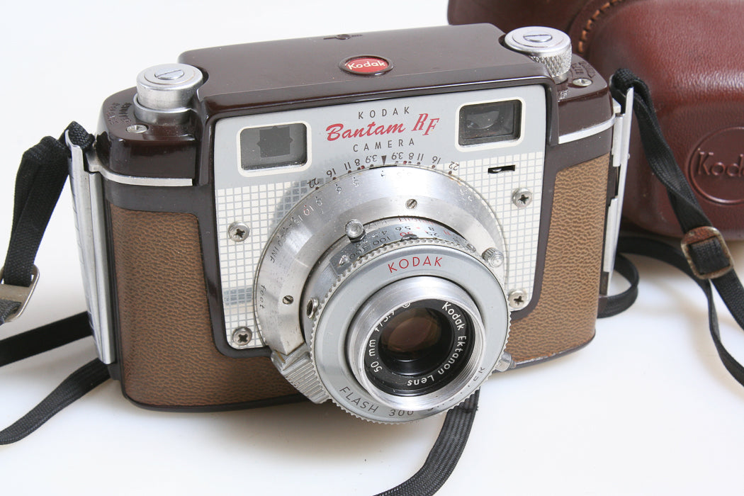 KODAK CAMERA W/ORIGINAL BROWN LEATHER CASE AND STRAP DISPLAY