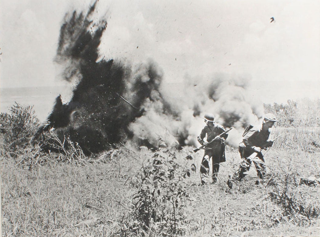 VINTAGE WWII PHOTOS, GRAFLEX SEES THE WAR SERIES. 6 SET.  13X10