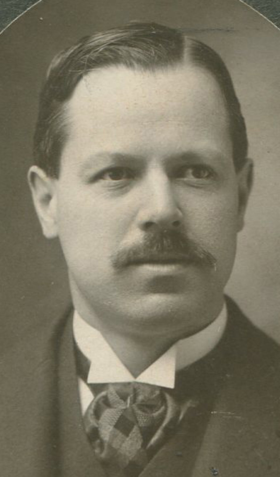 MAN WITH MUSTACHE, BEADY EYES. LOOKS LIKE A DENTIST. SILVER PRINT CIRCA 1900.