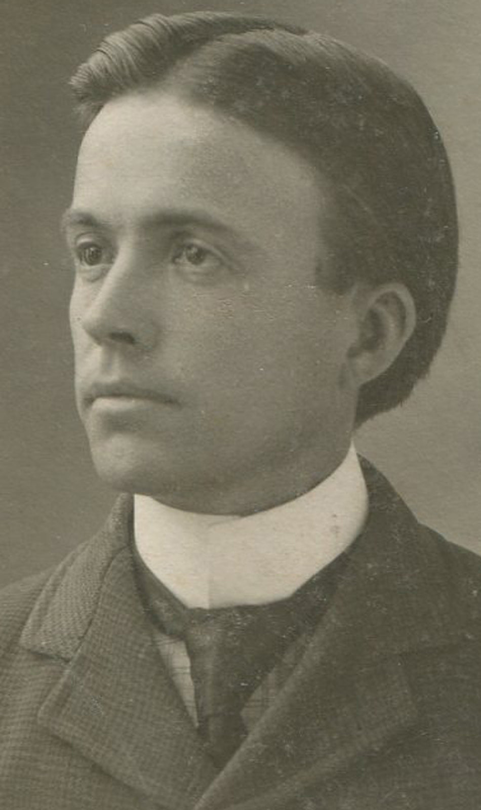 MAN WITH VERY SMOOTH HAIR AND HIGH PAINFUL COLLAR. CIRCA 1880.