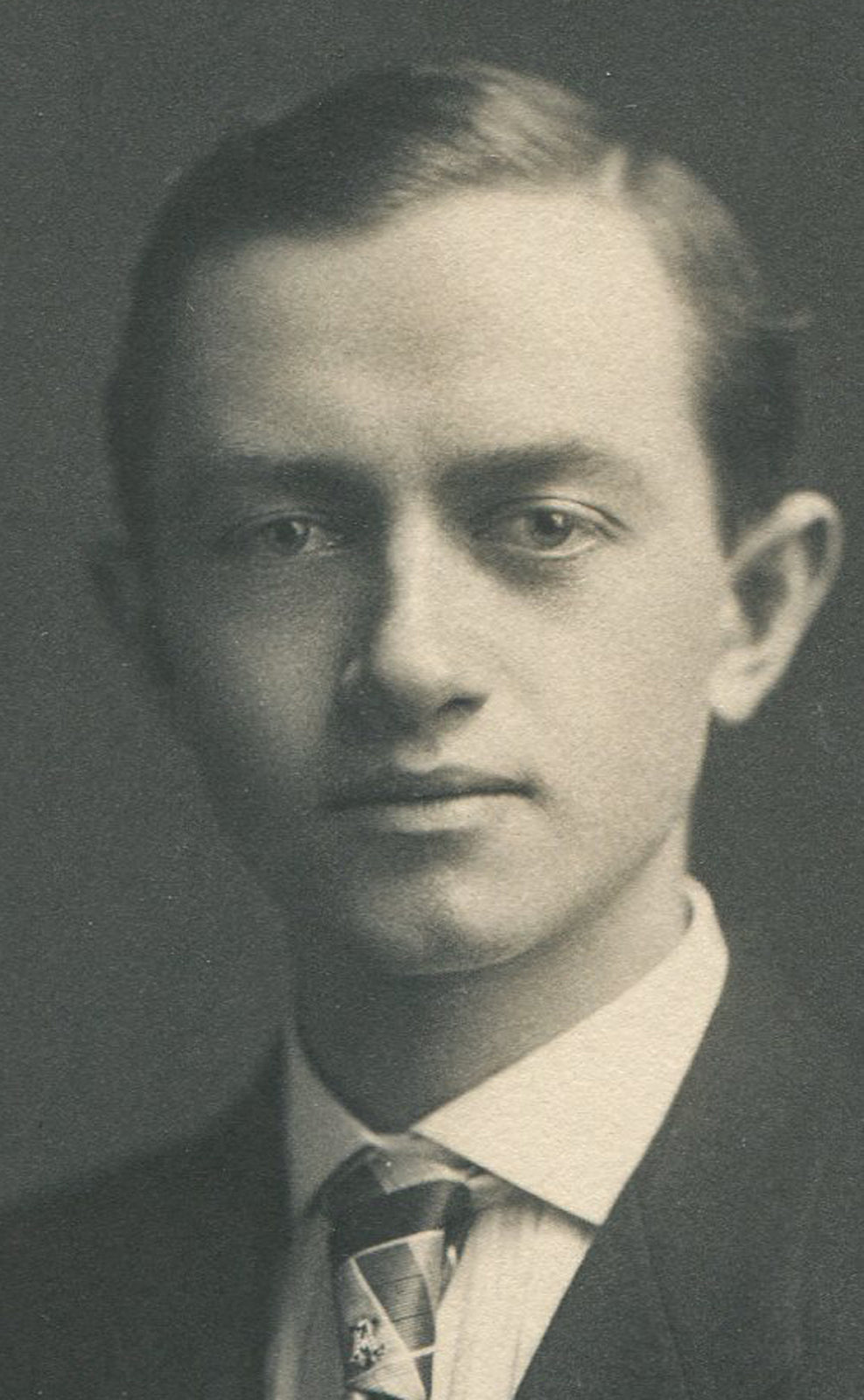 GLASSY EYED MAN, LOVELY PORTRAIT WITH SHADOW. 1920 SILVER PRINT.
