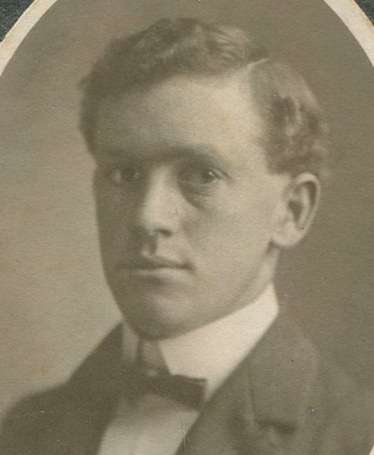 YOUNG MAN WITH EARNEST EXPRESSION, WAVY HAIR. CIRCA 1900.