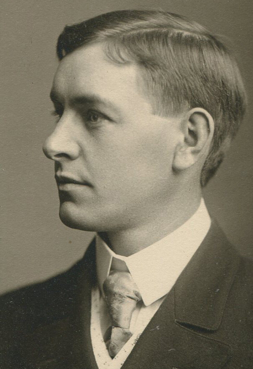 MAN IN PROFILE, HEAVY DOUBLE BREASTED COAT. SILVER PRINT CIRCA 1900.