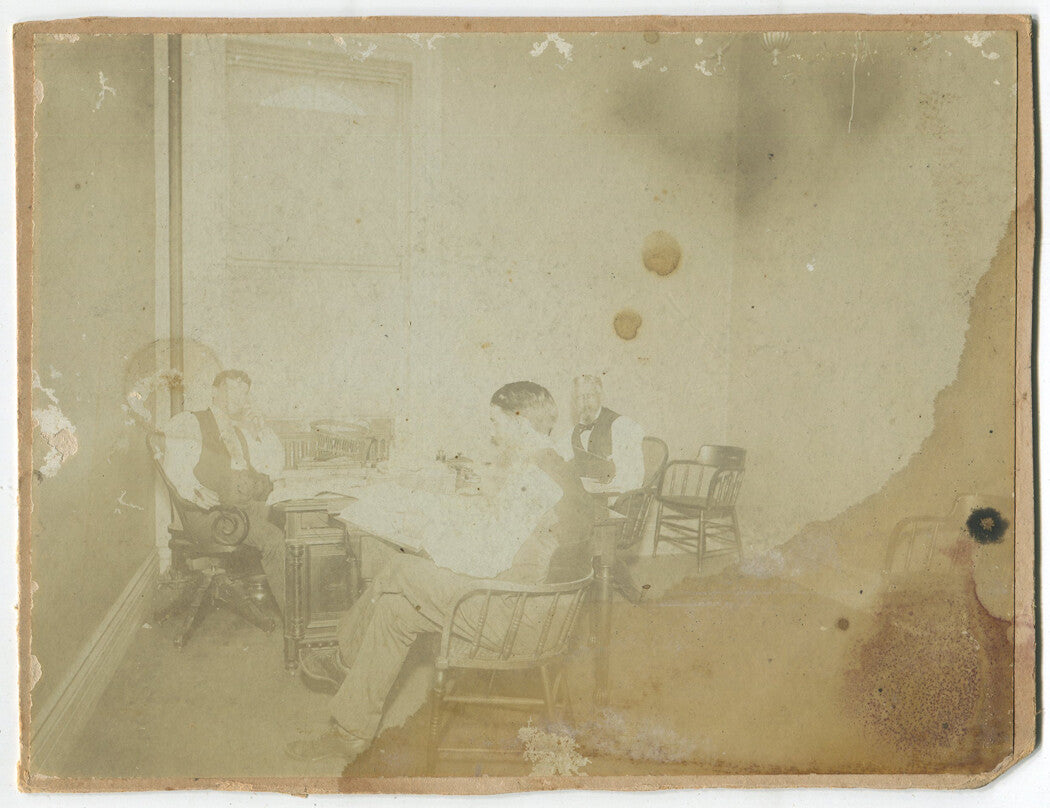 OCCUPATIONAL, MEN READING NEWSPAPERS. SILVER PRINT CIRCA 1900.
