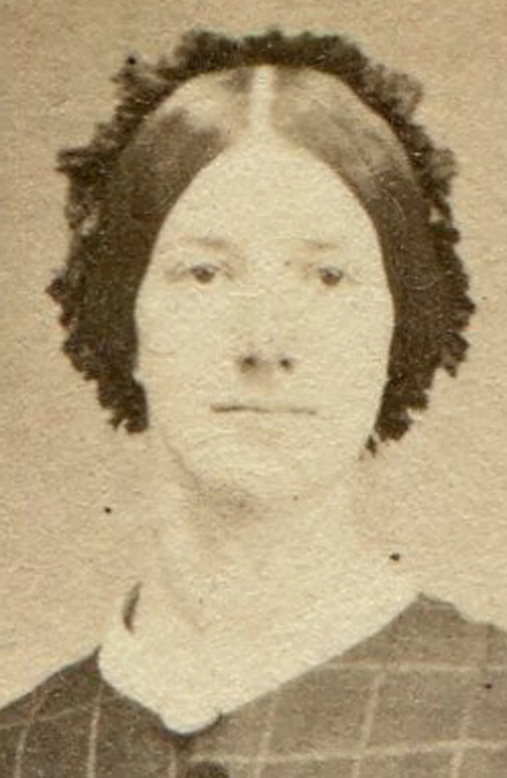 CIVIL WAR ERA CDV. WOMAN IN REGAL POSE, PLAID DRESS.