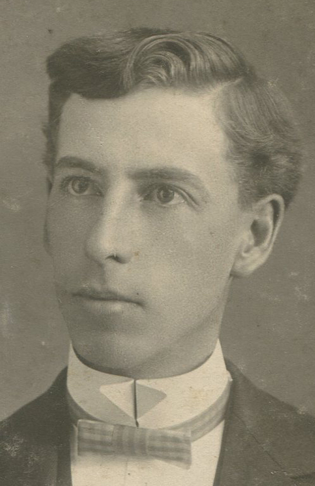 SOULFUL FACED YOUNG MAN. OVAL SILVER PRINT ON BOARD. CIRCA 1900.