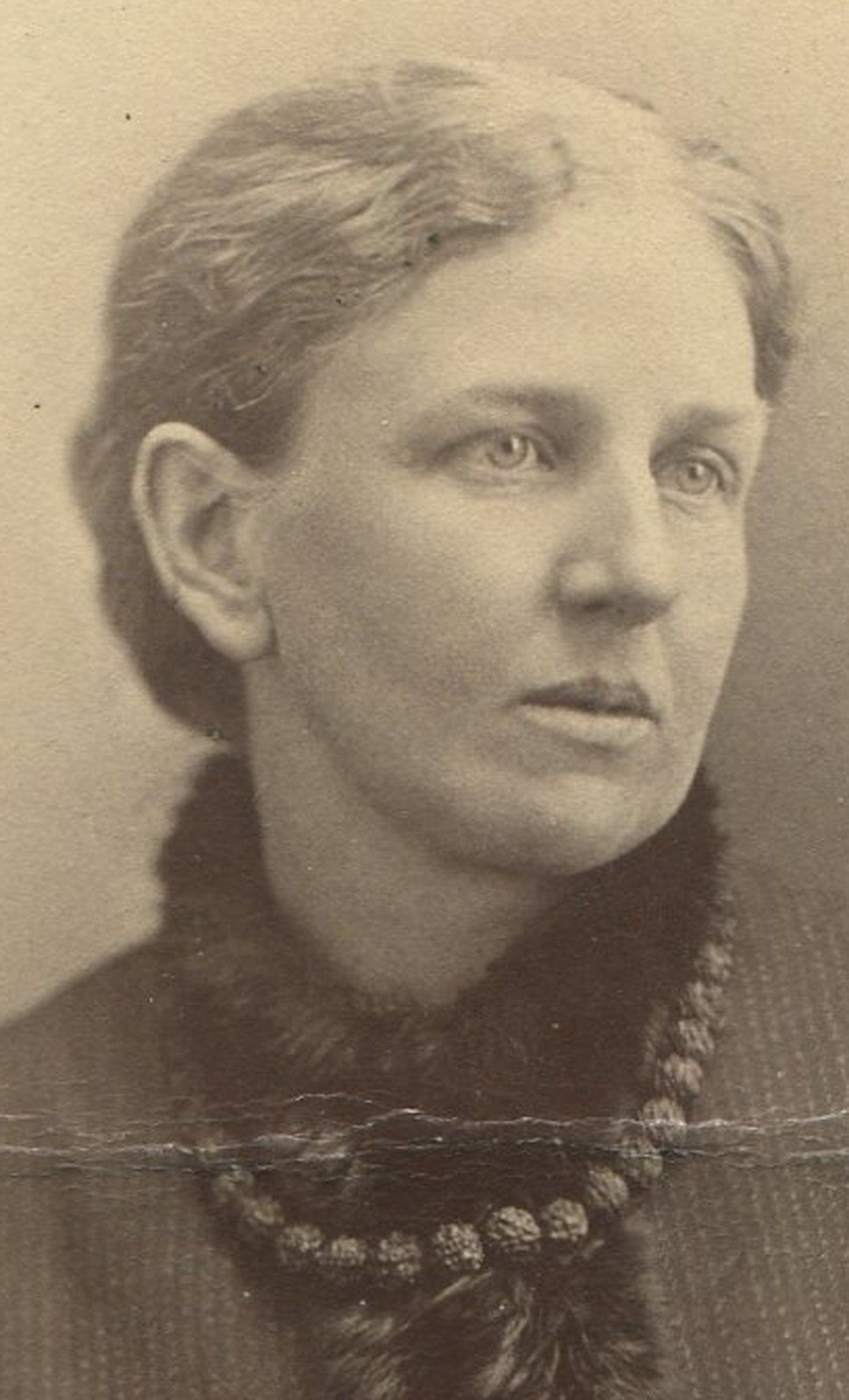 Vintage cabinet card portrait: Woman in fur-trimmed jacket and chunky
