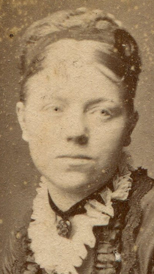 PRETTY WOMAN POSED LEANING ON BACK OF CHAIR. CDV. GLASGOW, SCOTLAND.
