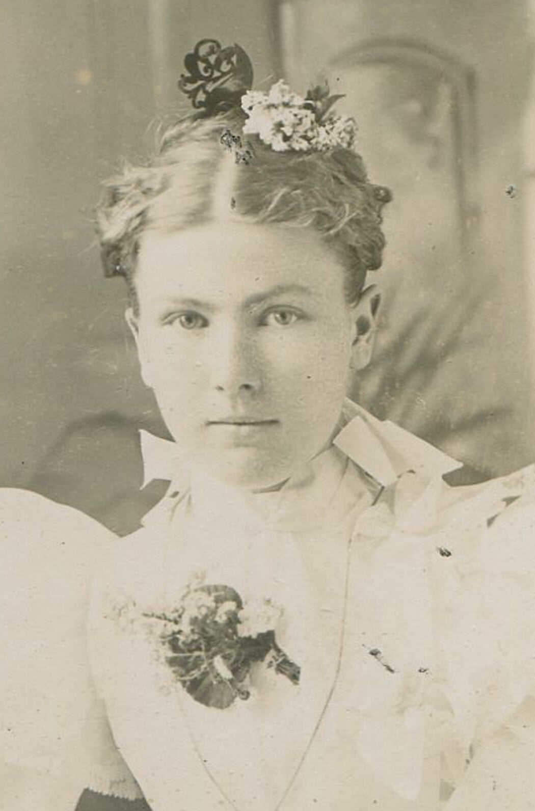 GRADUATION PHOTO, 1898. BEAUTIFUL YOUNG POSED WITH BOOK. STUNNING CABINET CARD.