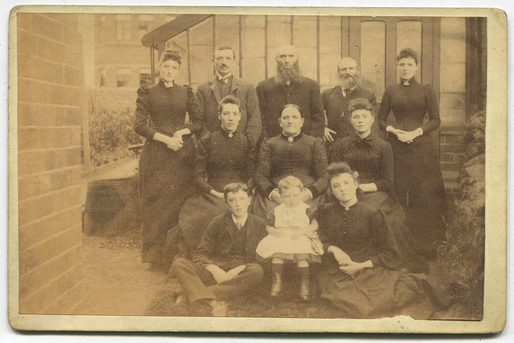 GROUP PHOTO, PROBABLY A CULT. CABINET CARD. 1900.