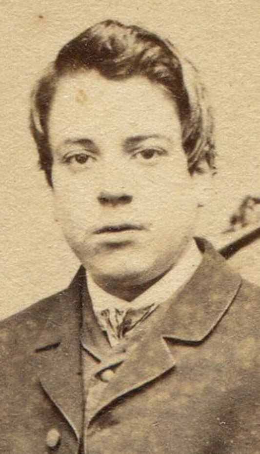 YOUNG MAN SEATED, MANSPREADING STYLE. CIVIL WAR ERA CDV. CHARLESTOWN.