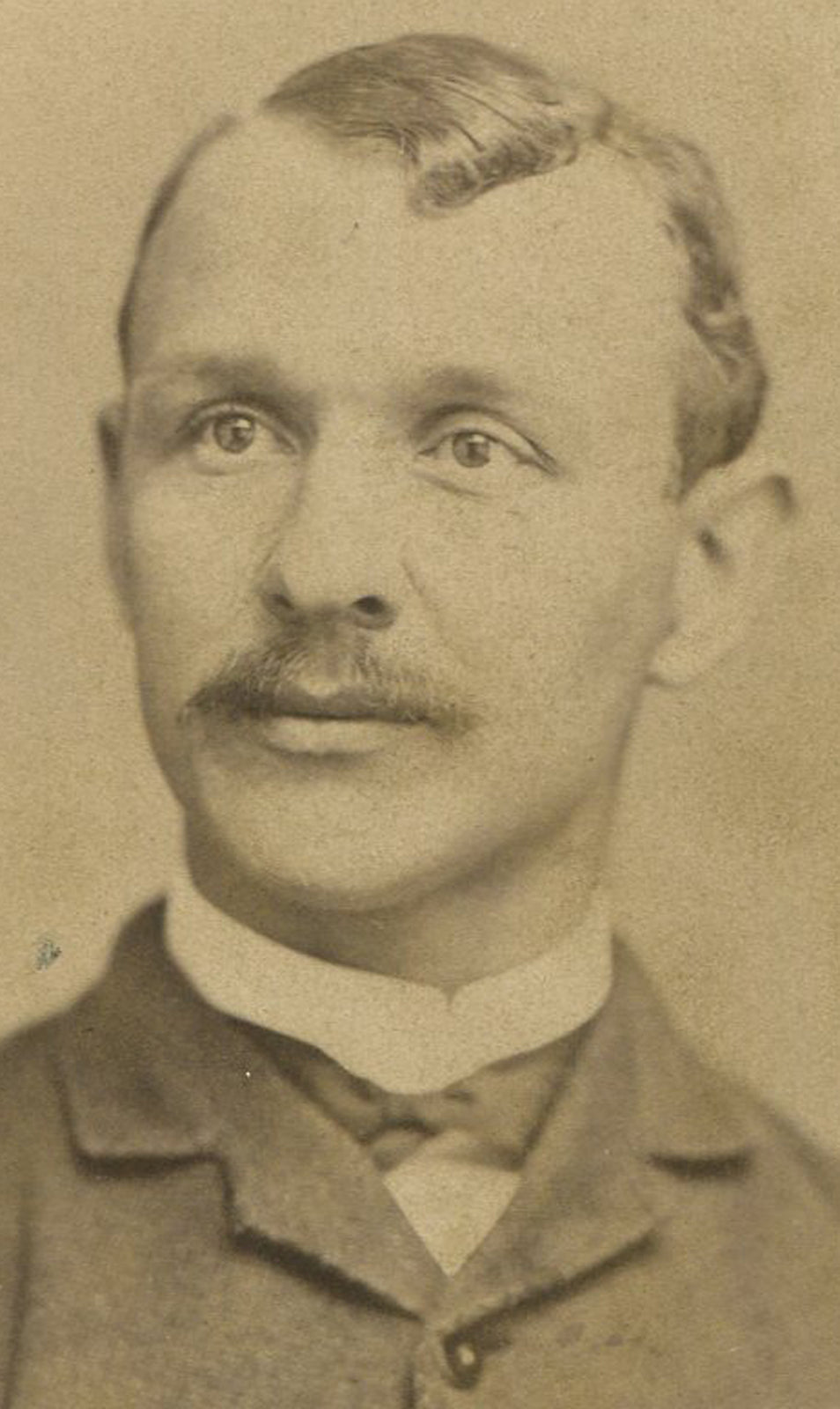 MAN WITH HAPPY EXPRESSION. CABINET CARD.
