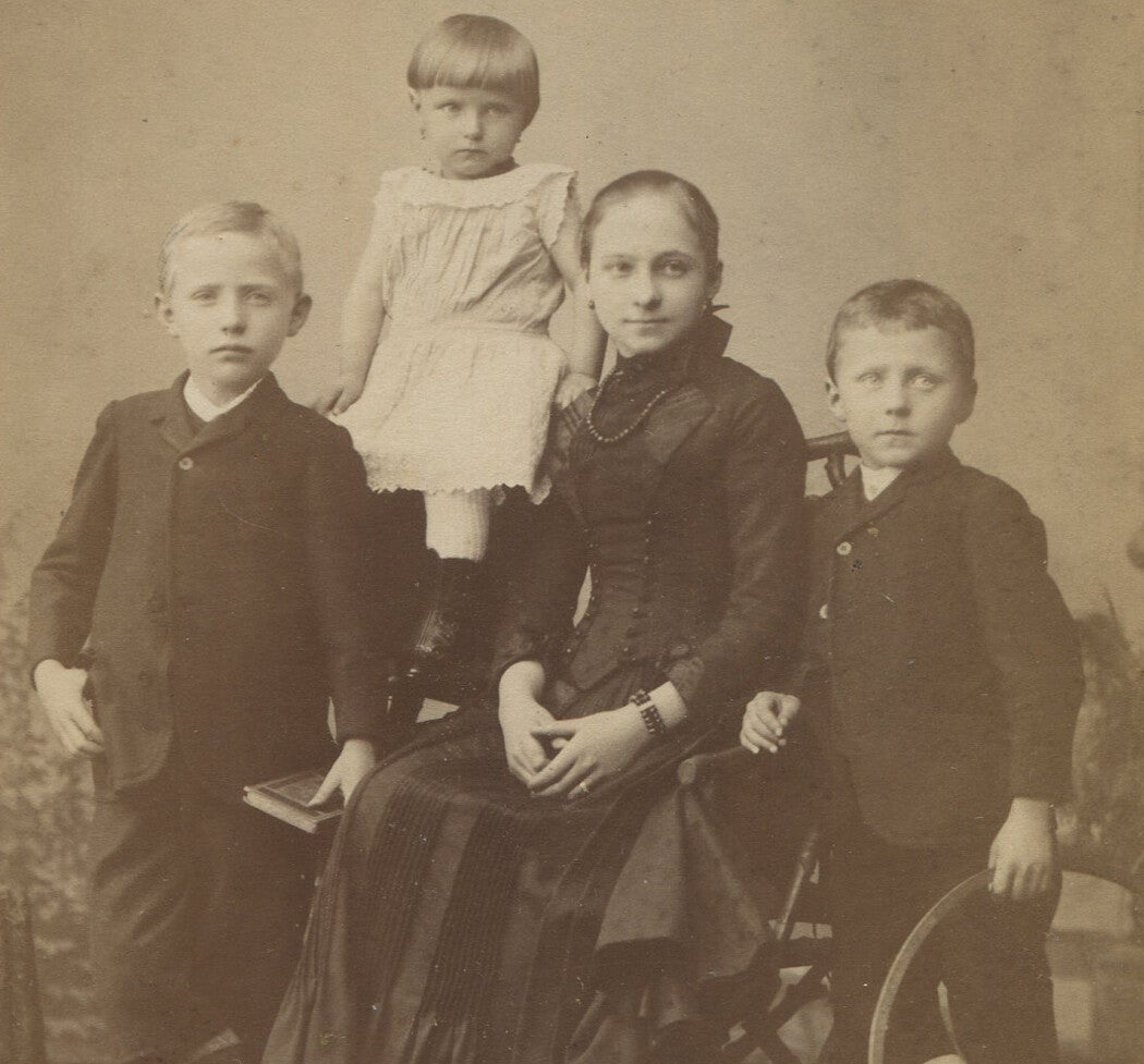 SIBLINGS HOLDING BOOK AND TOY. CABINET CARD. BERLIN, GERMANY.