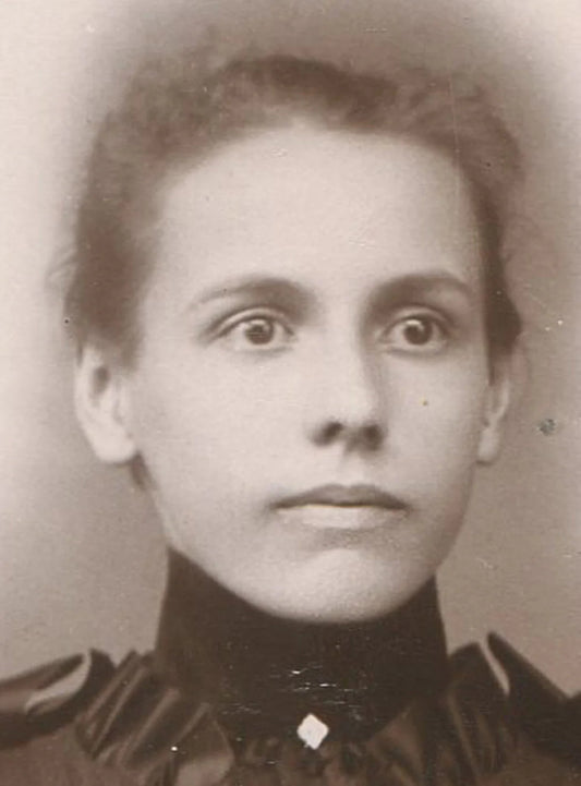 WOMAN WITH WIDE AWAKE EXPRESSION, RICHLY TRIMMED DRESS. CABINET CARD.