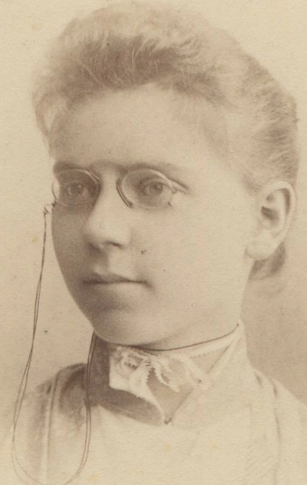 Rare vintage cabinet card photo: young woman with nose glasses, Chicago