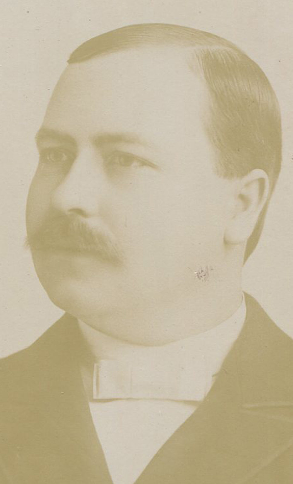 ROUND FACED MAN IN WHITE TIE. CABINET CARD. CHAMBERSBURG, PA.