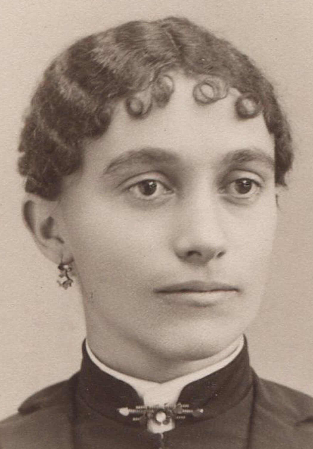 Vintage cabinet card photo: Woman with crimped & pin curled hair, Akron, Ohio