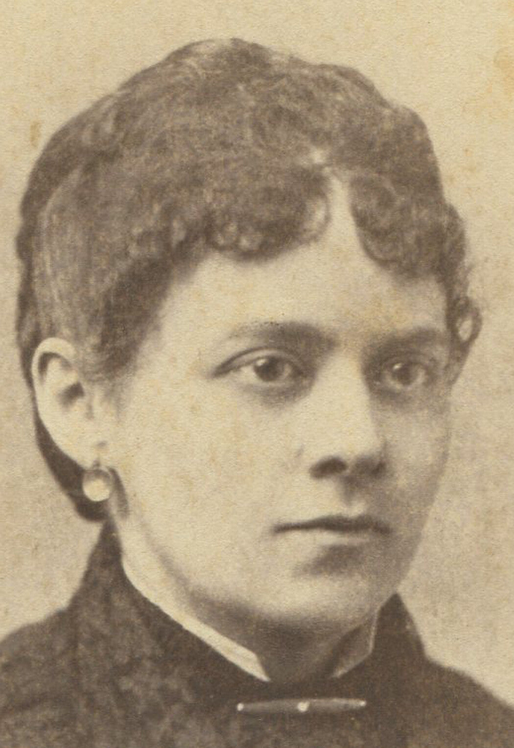 WOMAN W/ SEVERELY CRIMPED HAIR AND BEADY EYES. CABINET CARD. NEWARK, N.J.