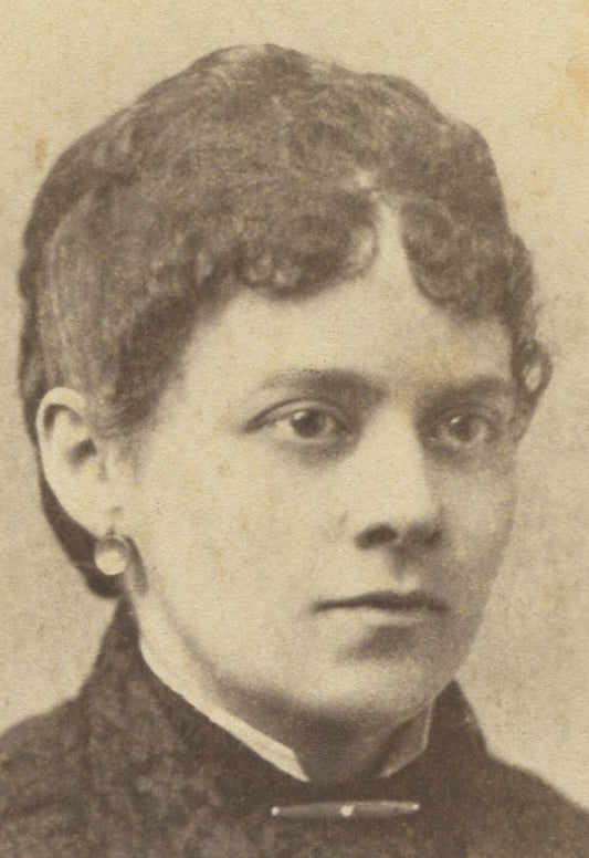 WOMAN W/ SEVERELY CRIMPED HAIR AND BEADY EYES. CABINET CARD. NEWARK, N.J.