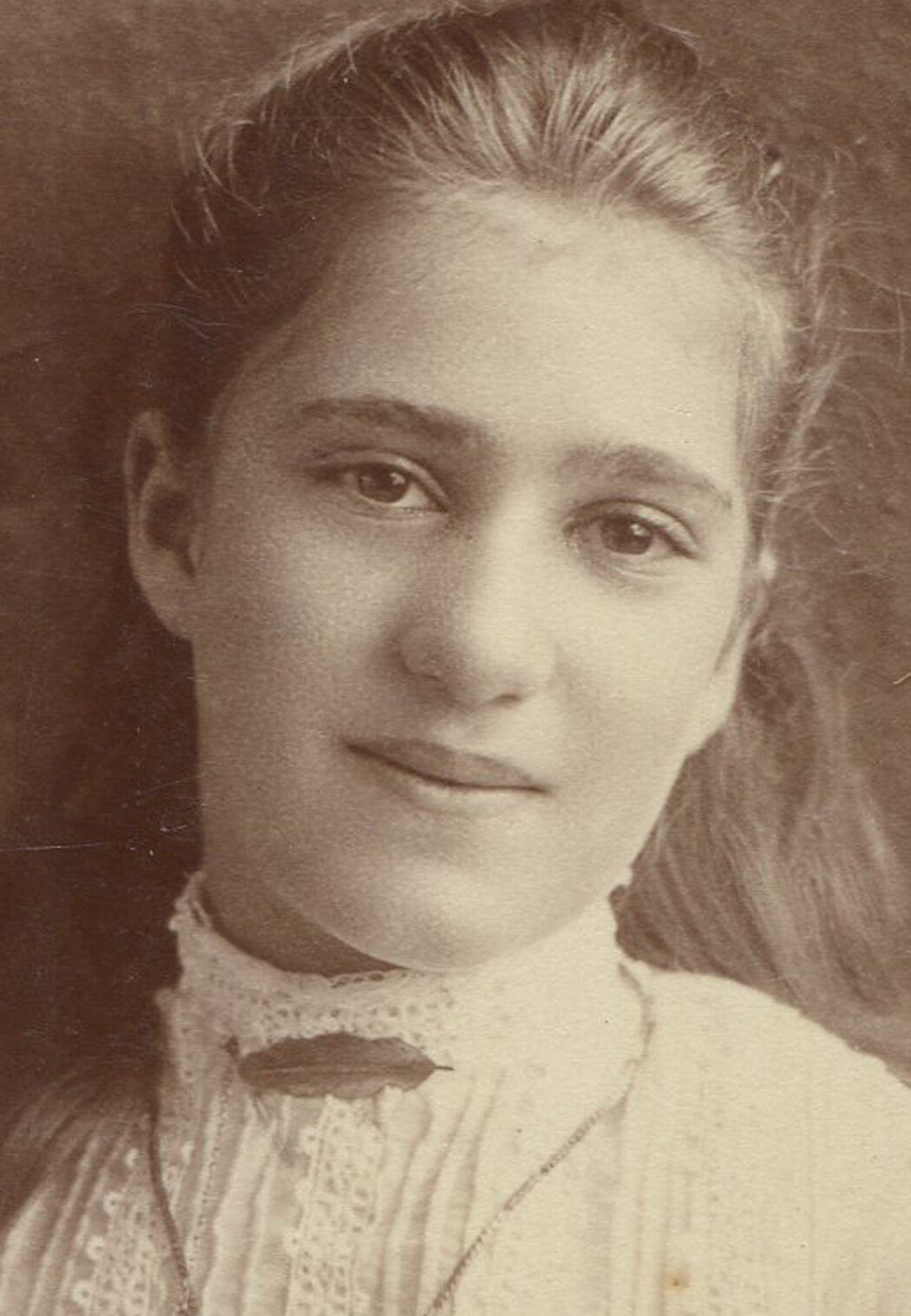 PRETTY GIRL, SLIGHT SMILE, BULBOUS NOSE. CABINET CARD.