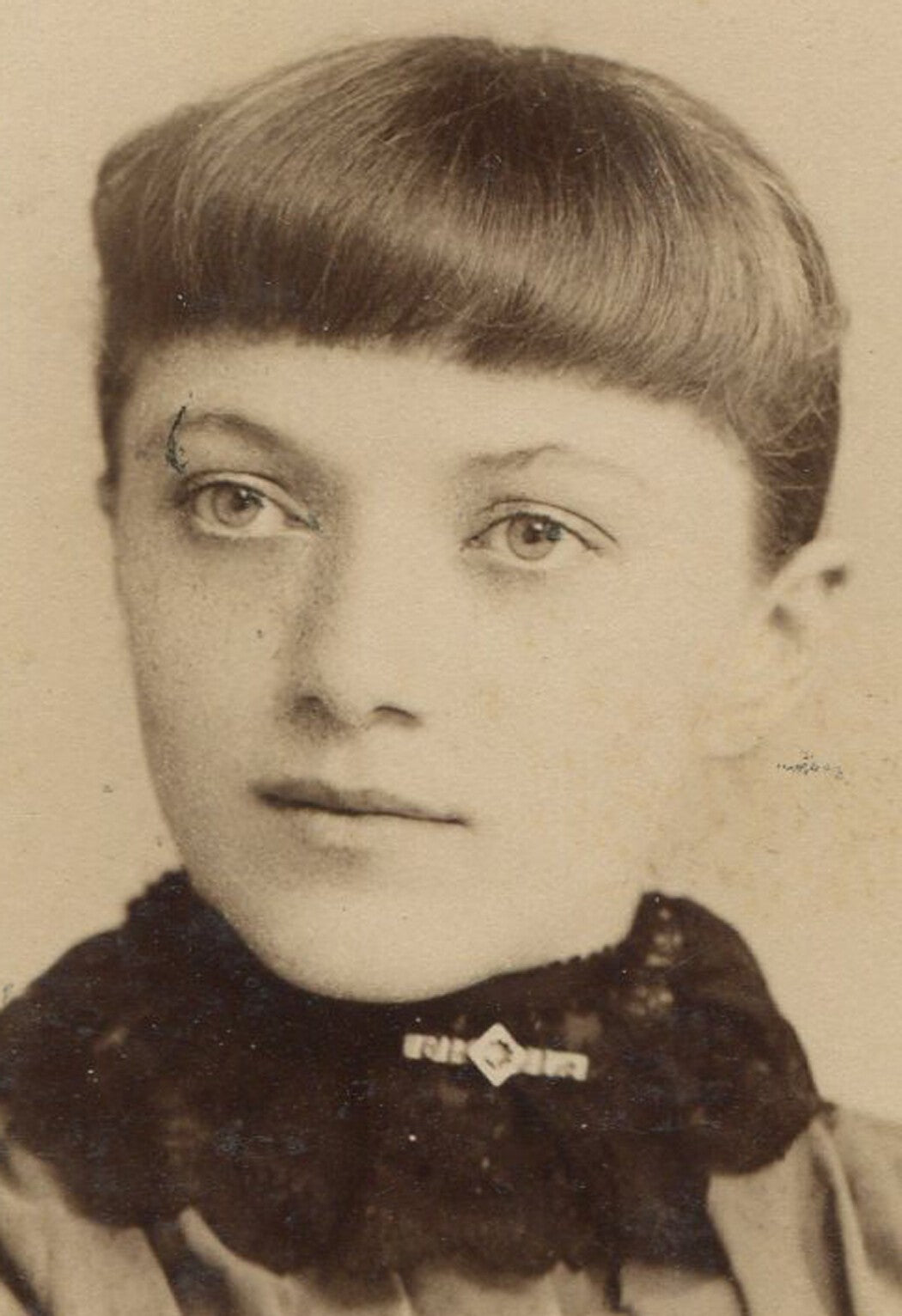 Vintage cabinet card photo: Pretty Woman with Bright Eyes, Short Bangs -