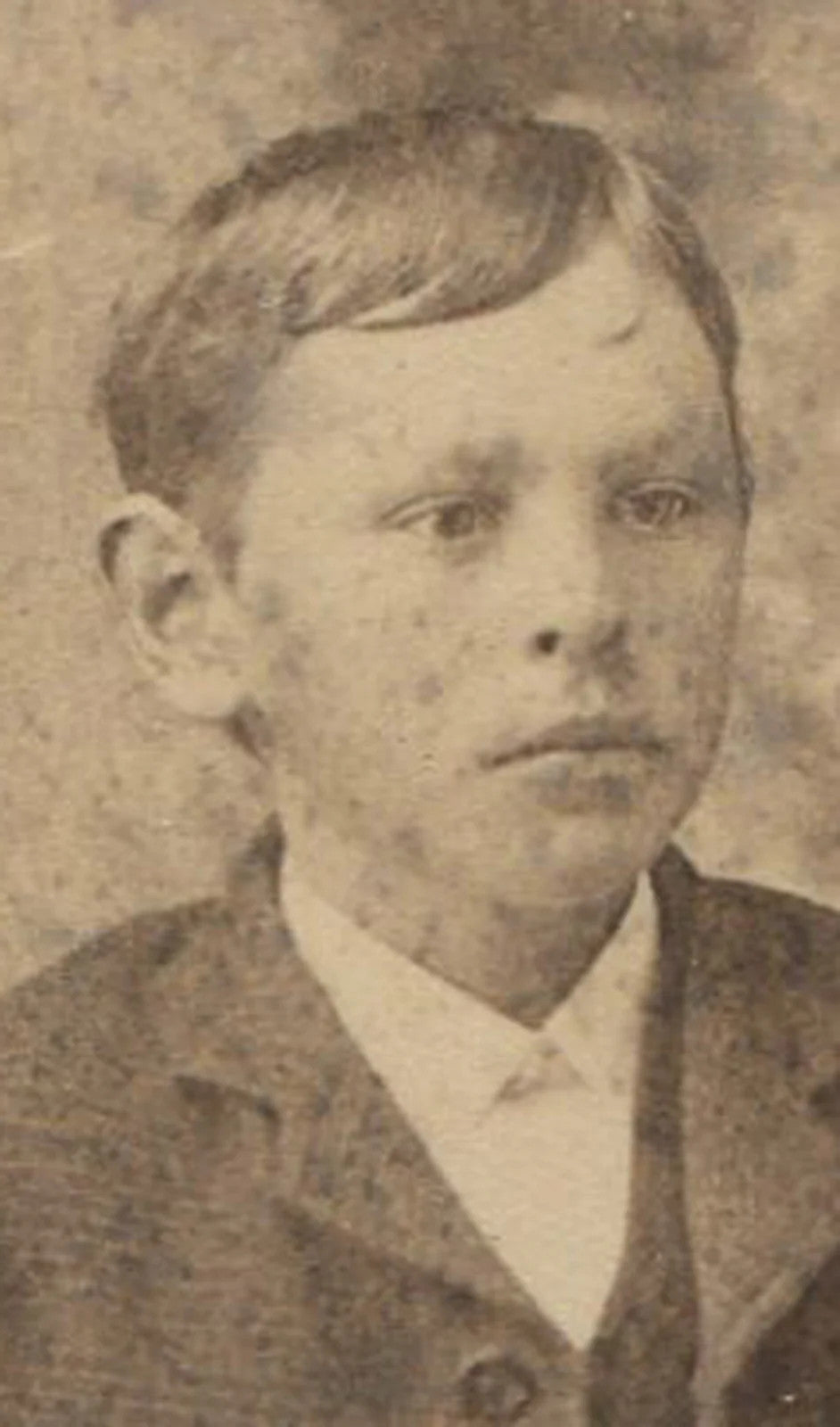 Vintage cabinet card portrait - Black-and-white photo of a young man in relaxed